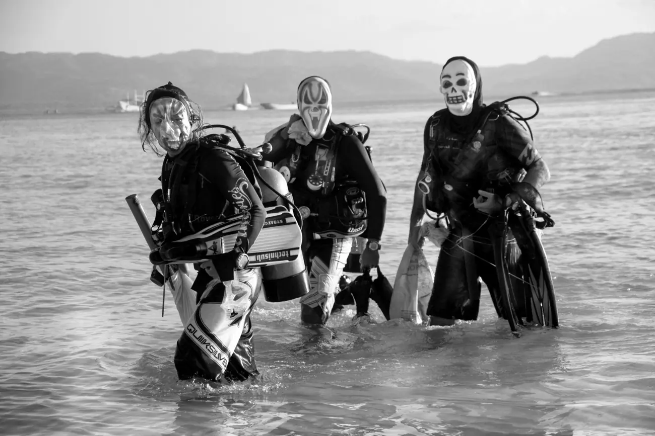 Drei Taucher nach einem Beach Clean-up im Wasser